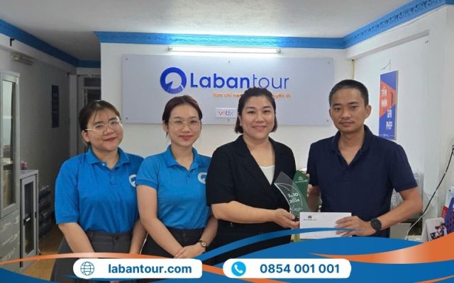 Đại diện Công ty TNHH Thương Mại Dịch Vụ La Bàn nhận kỷ niệm chương "Top 10 Kinh doanh 2024"