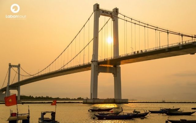 Khi hoàng hôn buông xuống, cầu Thuận Phước lại trở nên lung linh, huyền ảo