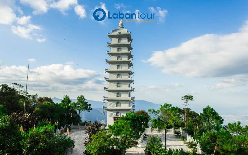 Tham quan Linh Phong Bảo Tháp khi tham gia tour Bà Nà Hills 1 ngày