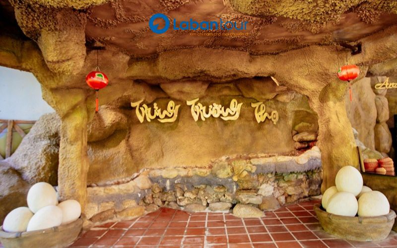 Luộc trứng Trường Thọ trong tour Núi Thần Tài 1 ngày từ Đà Nẵng
