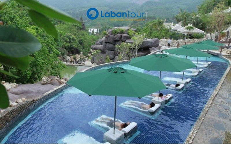 Thư giãn tại hồ Jacuzzi trong tour Núi Thần Tài 1 ngày