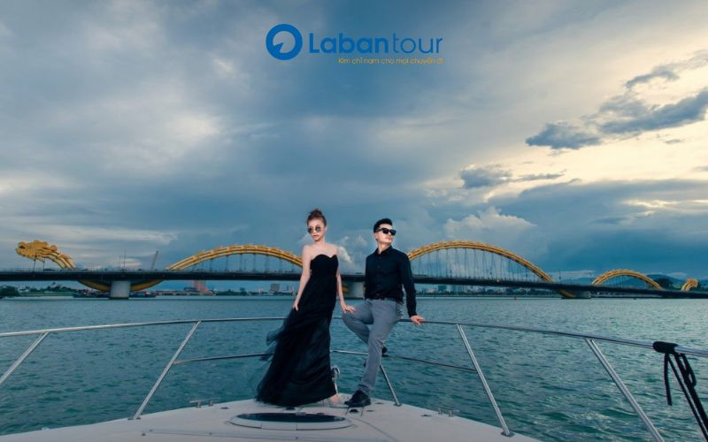 Check-in "Sống Ảo" Với Background "Triệu Like"