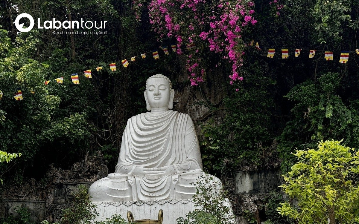 Tượng Phật trang nghiêm trong khuôn viên chùa