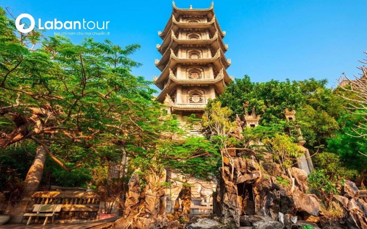 Quan cảnh gần gũi với thiên nhiên tại chùa Linh Ứng Ngũ Hành Sơn