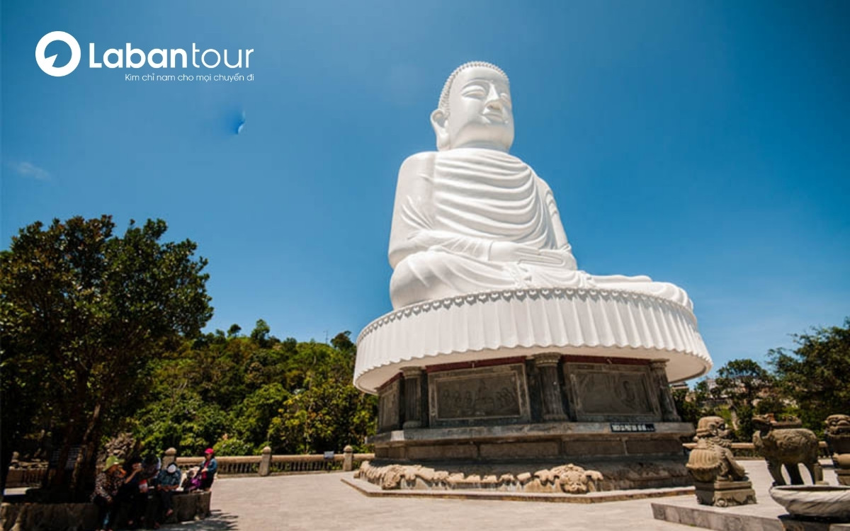 Tượng Phật Thích Ca Mâu Ni ngồi thiền tại Chùa Linh Ứng Bà Nà