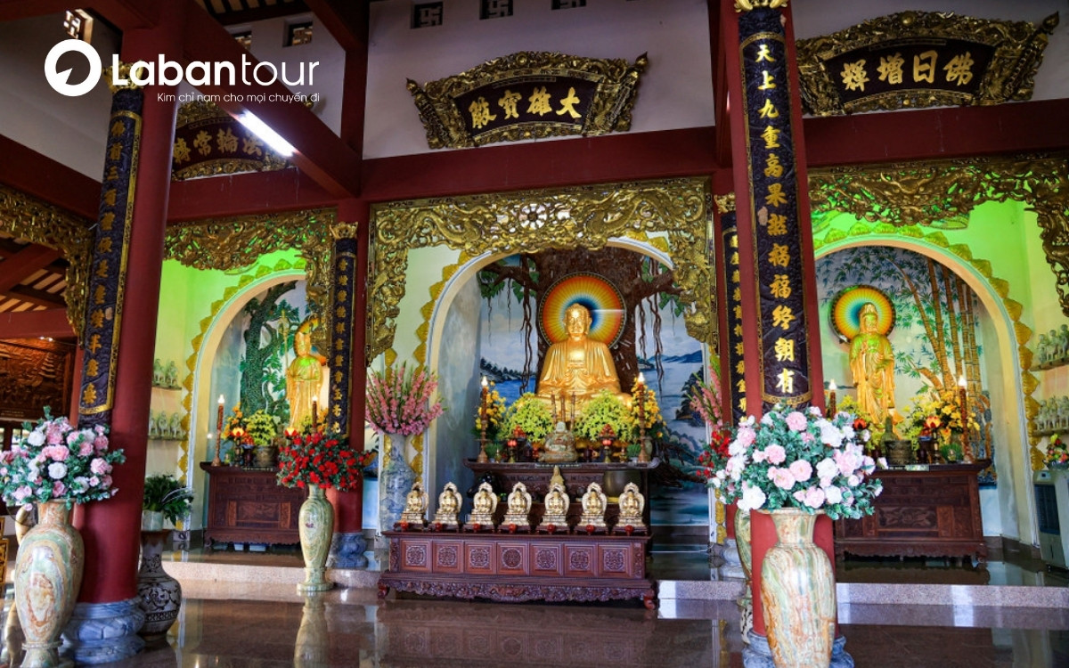 Chánh điện trang nghiêm tại chùa Linh Ứng Bãi Bụt