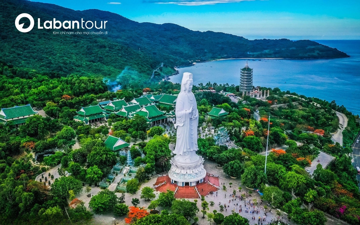 Khung cảnh bao quát toàn bộ bán đảo Sơn Trà của chùa Linh Ứng Bãi Bụt