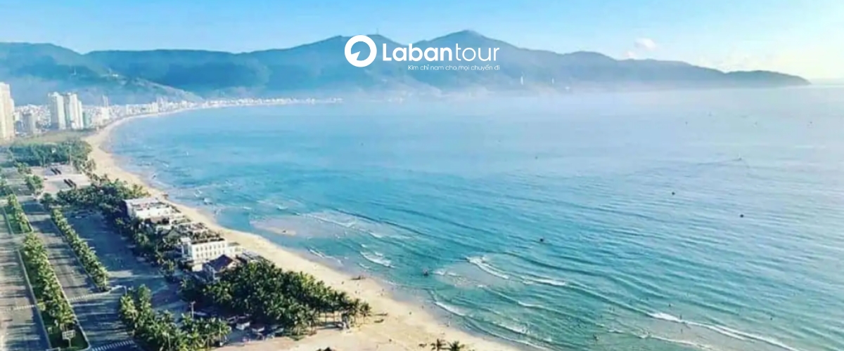 Biển Mỹ Khê du lịch Đà Nẵng tháng 11 êm dịu, trầm lắng 