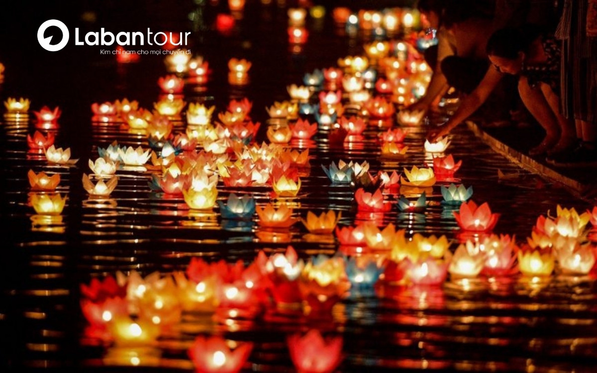 Thả hoa đăng trên sông Hoài tại Hội An