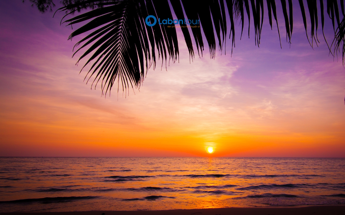 Ngắm hoàng hôn ở biển Mỹ Khê là trải nghiệm không thể thiếu 