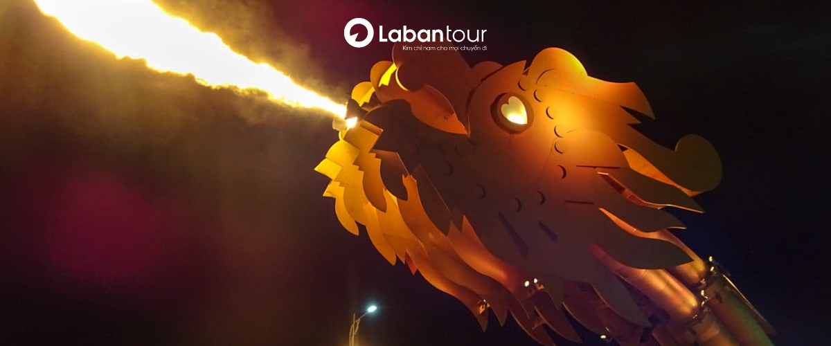 Mấy giờ cầu Rồng Đà Nẵng phun lửa? Cầu Rồng phun lửa ở phía đầu, hướng về biển Mỹ Khê