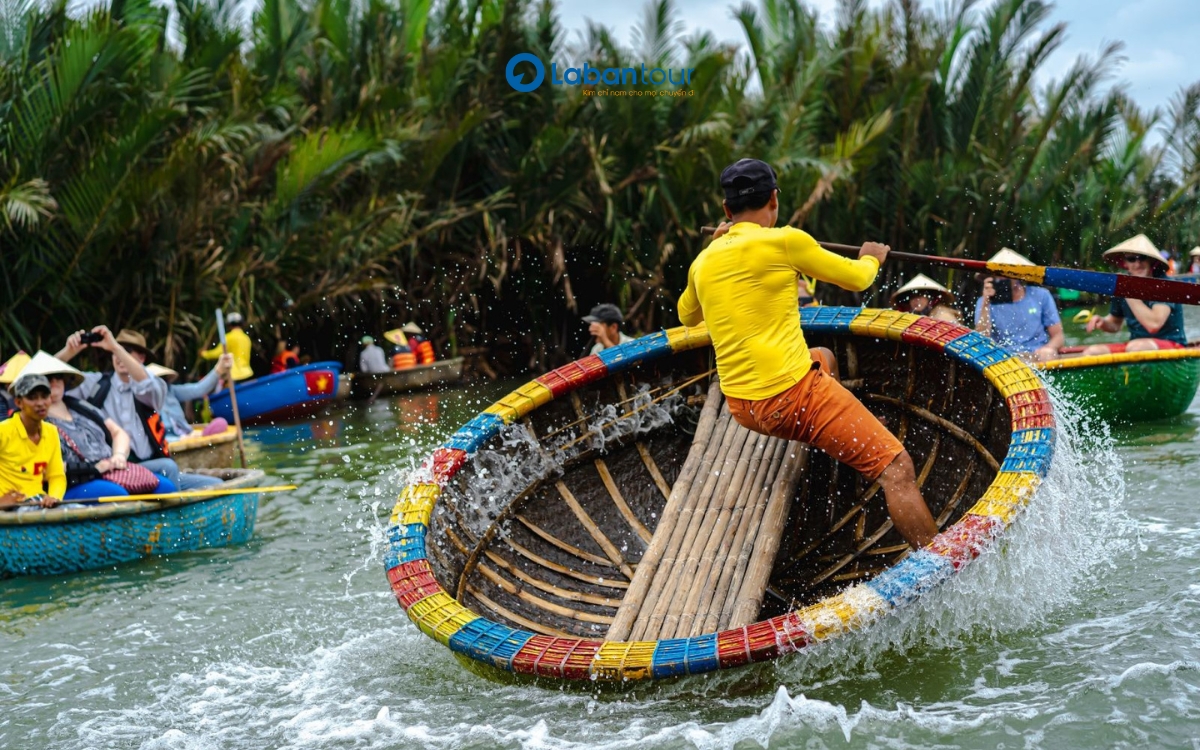 Lắc thuyền thống là "đặc sản" ở Rừng Dừa Bảy Mẫu