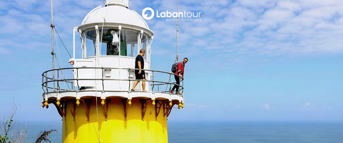 Du khách tham quan Hải đăng Tiên Sa Đà Nẵng 