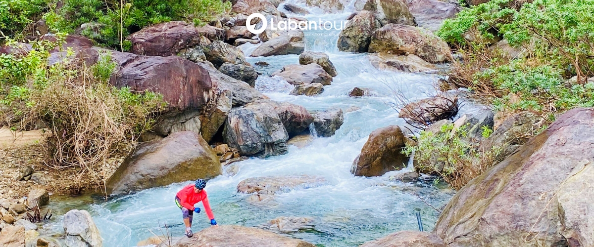 Trekking các con suối, thác, rừng ở Hòa Bắc Đà Nẵng được nhiều bạn trẻ lựa chọn 