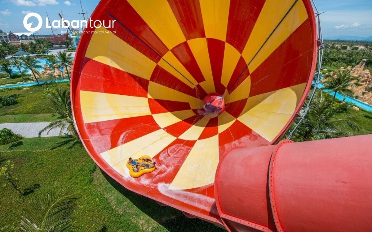 Đường trượt Lốc Xoáy Tornado tại Công viên VinWonders Nam Hội An