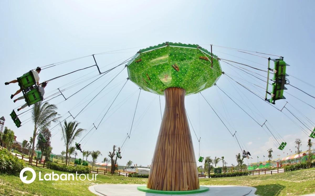 Tree Swing – Đu quay dây văng tại VinWonders Nam Hội An