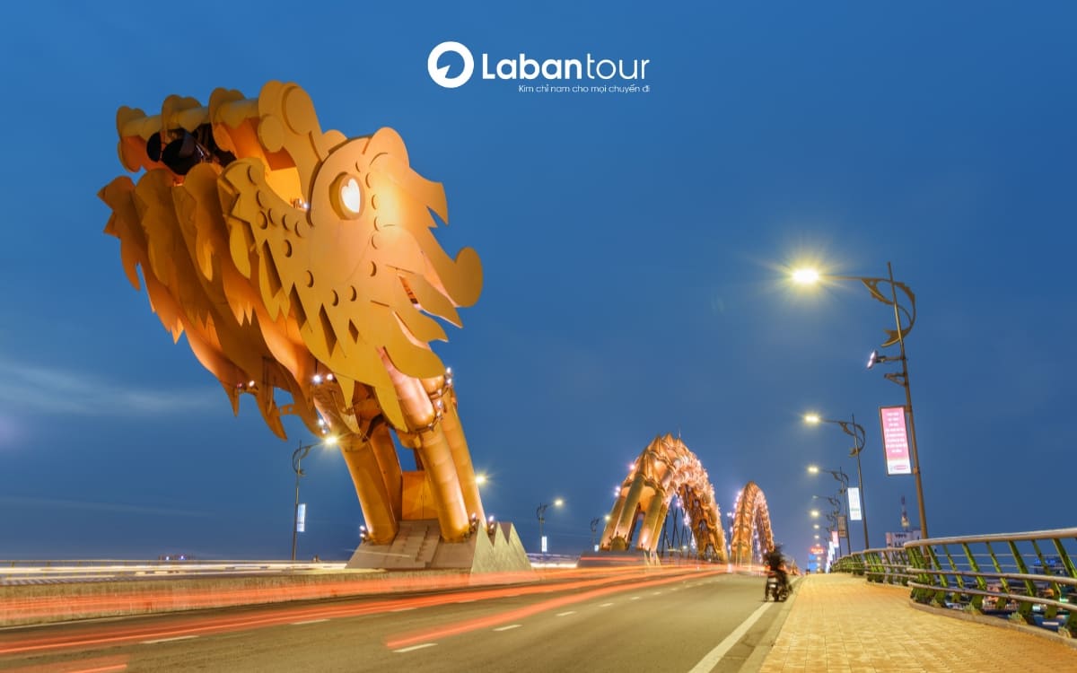 Lịch trình tham quan Đà Nẵng 1 ngày: Cầu Rồng là cây cầu biểu tượng 