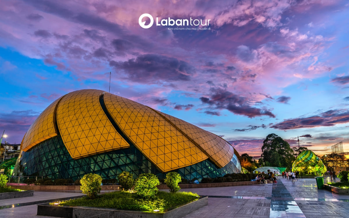Tour Đà Lạt Đà Nẵng: Quảng trường Lâm Viên  
