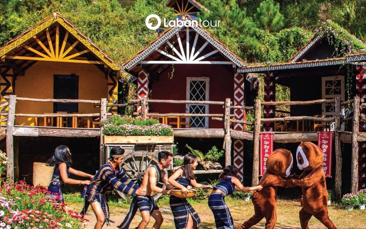 Tour Đà Lạt Đà Nẵng: Làng Cù Lần 