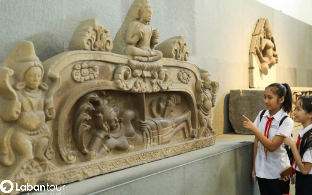 Lắng nghe thuyết minh về Bảo tàng Chăm Đà Nẵng