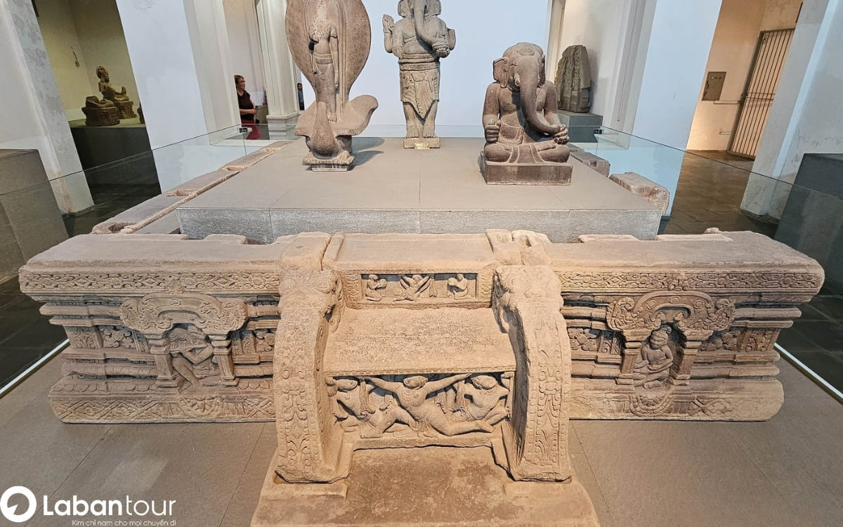 Tượng thần tại Bảo tàng Chăm Đà Nẵng 