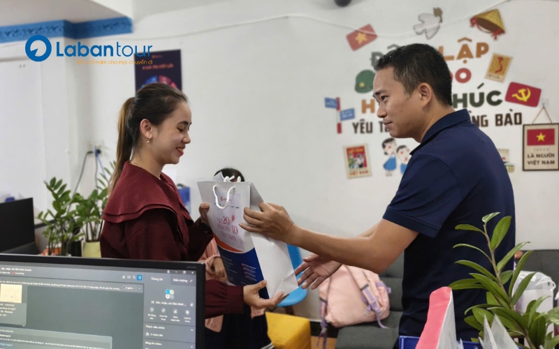 Các các bộ nhân viên nữ La Bàn Tour nhận quà ngày 20/10