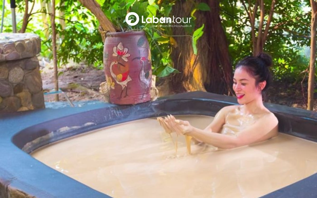 Khu tắm bùn, tắm sữa, tắm trà, tắm rượu vang tại Núi Thần Tài