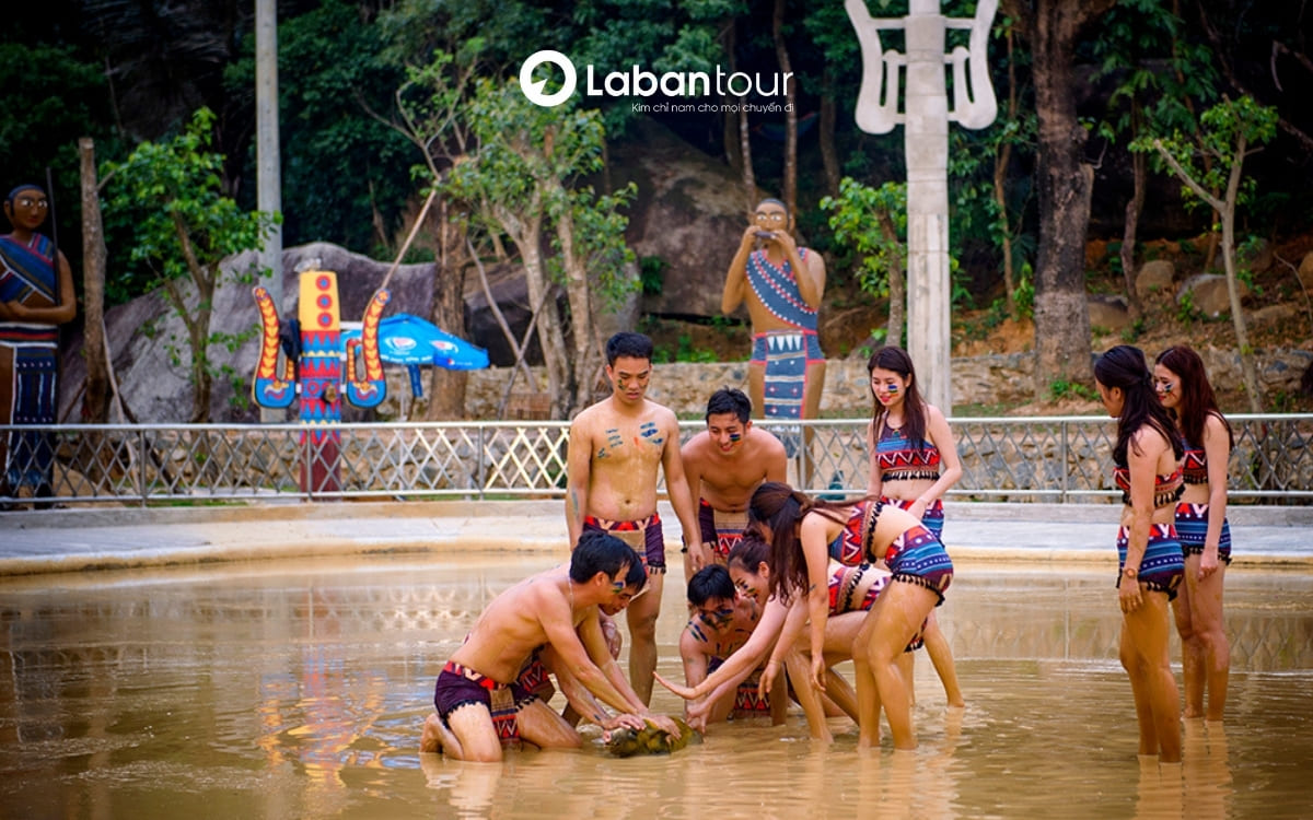 “Đấu trường bùn” tại Núi Thần Tài