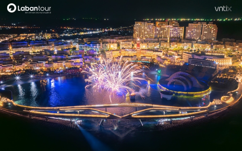 Màn trình diễn pháo hoa thắp sáng bầu trời Thị trấn Hoàng Hôn của show "Symphony of the Sea".
