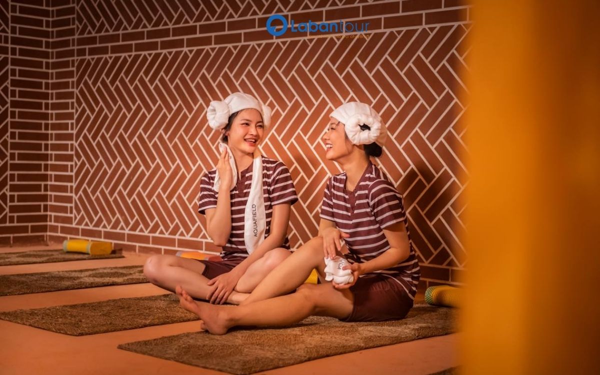 Khu Sauna với bể tắm và phòng xông hơi thư giãn