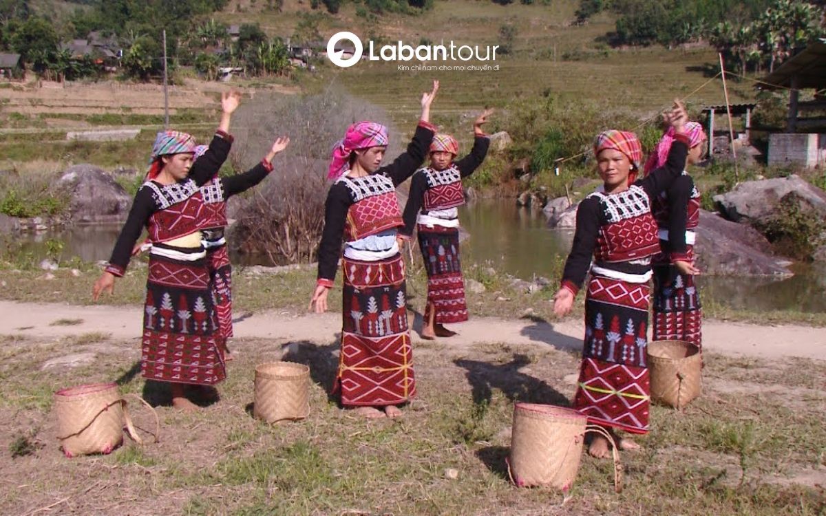 trang phục dân tộc Sa Pa