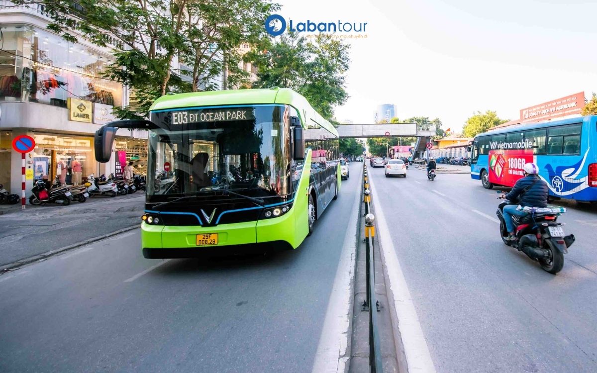 Di chuyển đến công viên nước VinWonders Water Park với xe điện VinBus