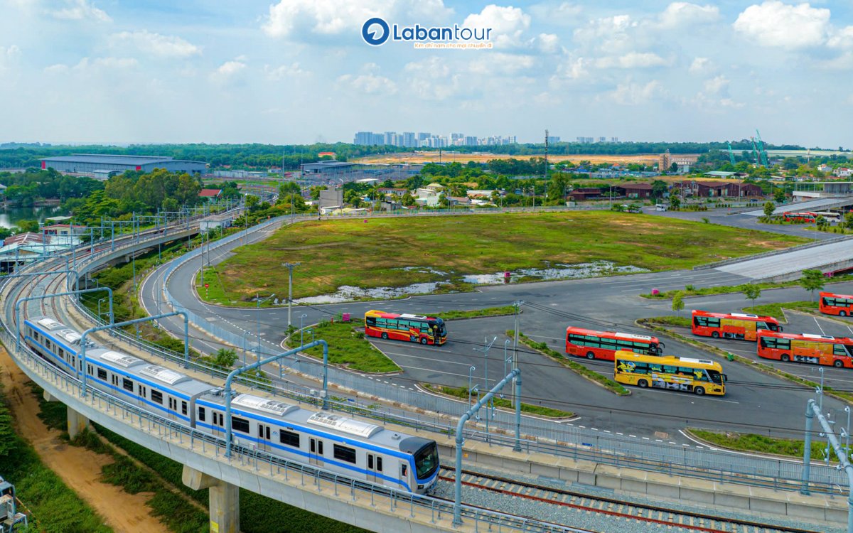 Di chuyển đến VinWonders Grand Park bằng tàu điện Metro 