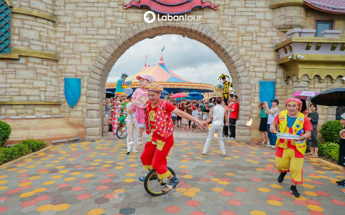 Quảng trường Celebration được mệnh danh là “trái tim” của công viên Vinwonder