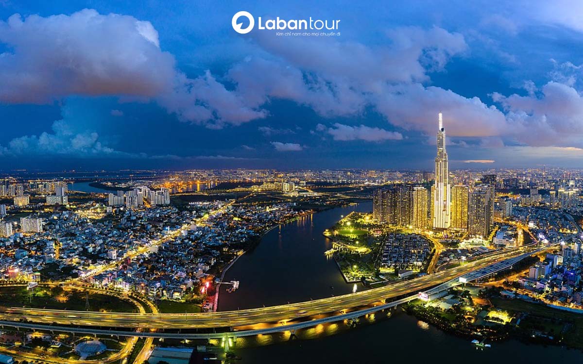 Ngắm nhìn vẻ đẹp lung linh của Sài Gòn hoa lệ về đêm