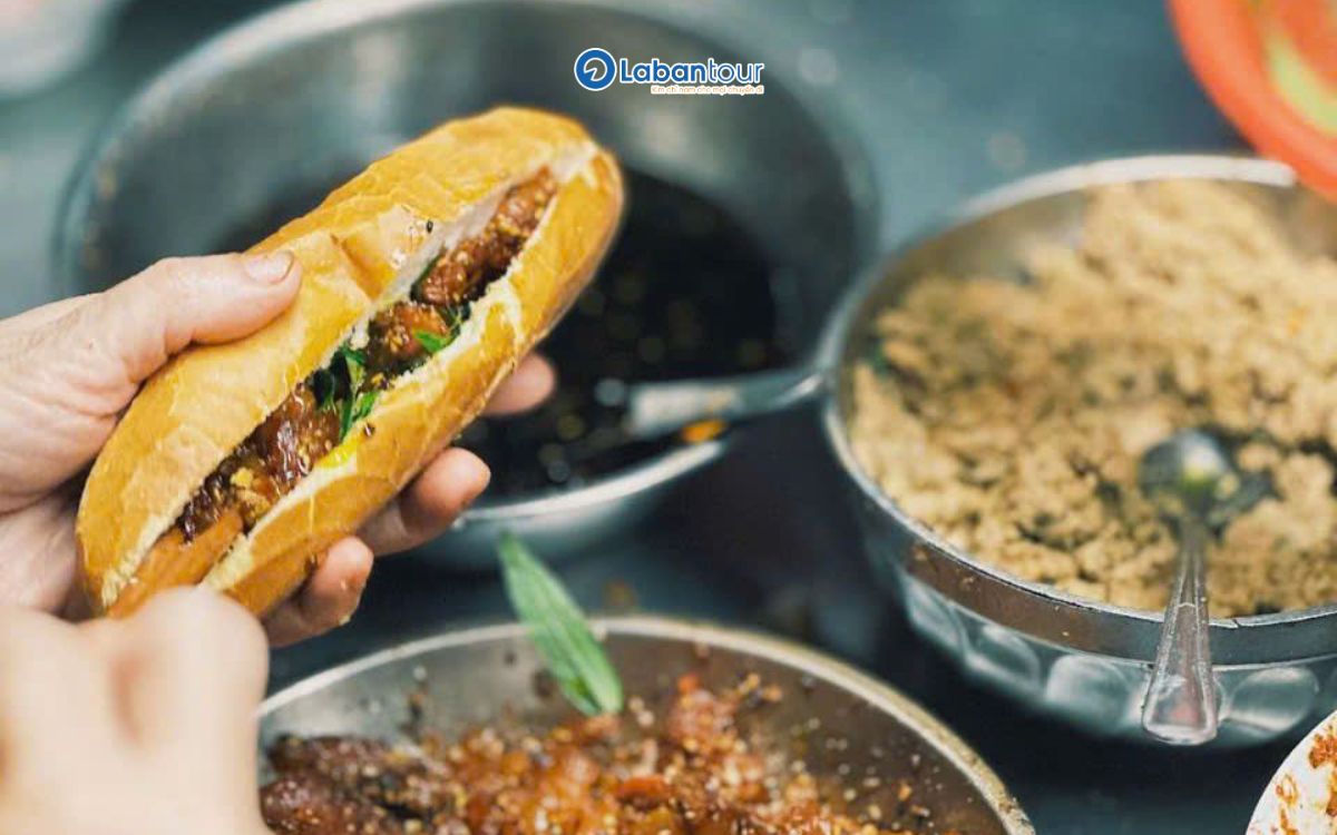 Bánh mì Thuận Hưng nổi tiếng với bánh mì củi và ổ chuột 