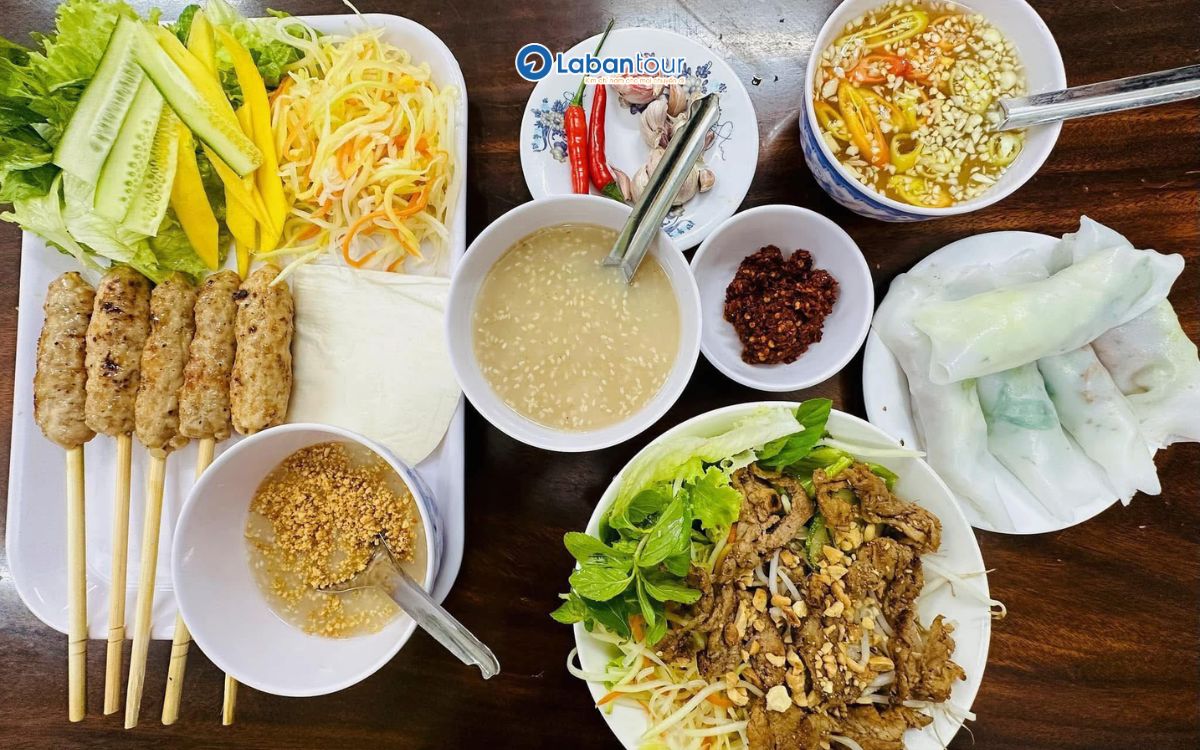 Bánh ướt thịt nướng Huyền Anh gần 60 năm, qua 3 thế hệ.