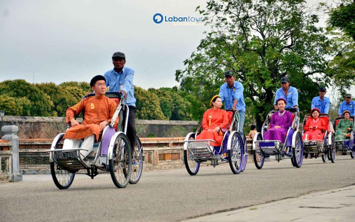 Trải nghiệm đi xích lô để ăn sáng khi ở Huế 