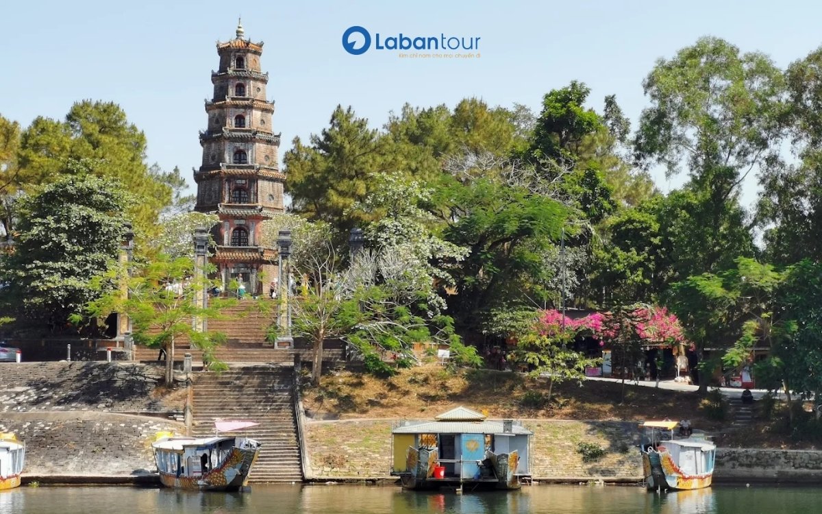Khung cảnh bình yên tại chùa Thiên Mụ