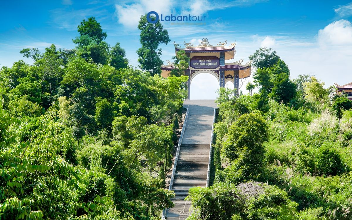 Bậc thang lên Thiền viện Trúc Lâm Bạch Mã