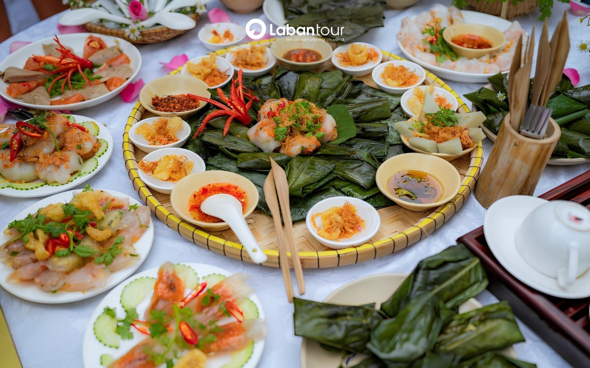 Bánh bèo - nậm - lọc là món bánh truyền thống tiêu biểu của ẩm thực Huế