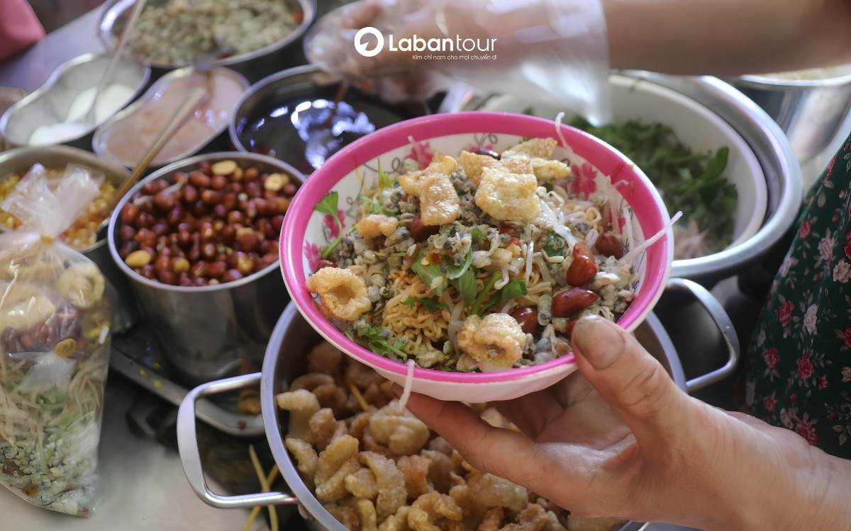 Bún hến, cơm hến và mì hến là món ăn dân dã mang đậm dấu ấn ẩm thực Huế
