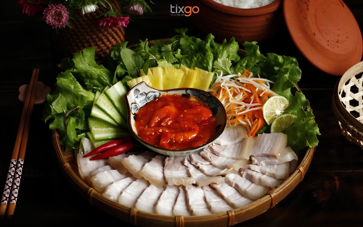 Thịt luộc cuốn tôm chua là món ăn quen thuộc trong mâm cơm của người Huế