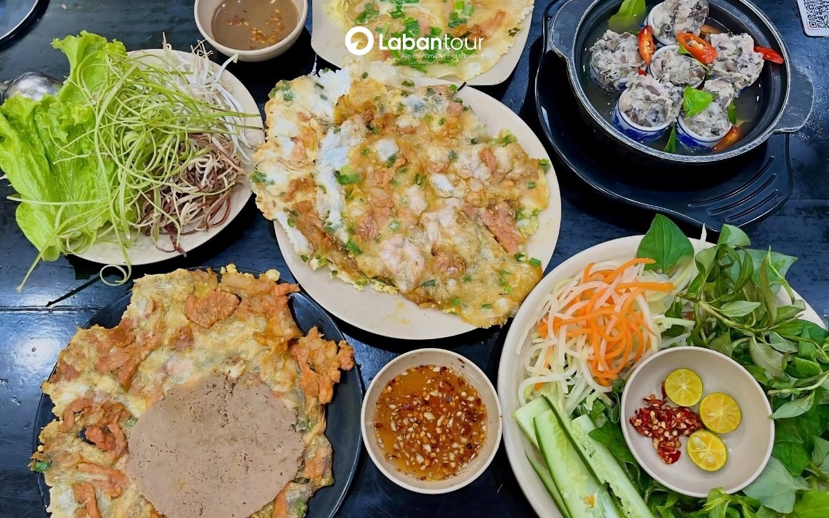 Bánh ép là món ăn vặt "quốc dân" được giới trẻ Huế cực kỳ yêu thích