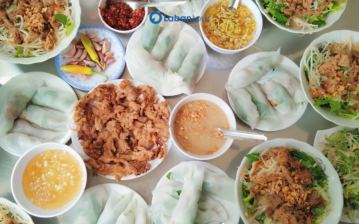 Bánh ướt thịt nướng: Món đặc sản nên thử khi đến Huế