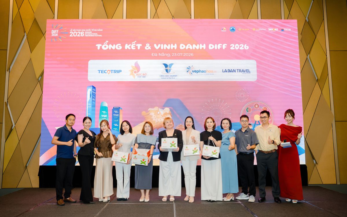 La Bàn Travel tặng quà kỷ niệm từ XuXi Fruit cho BTC