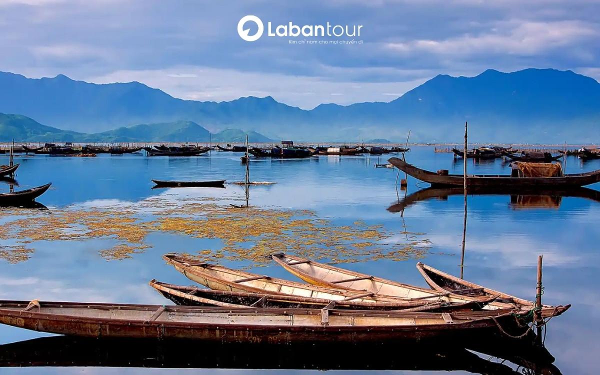 Nếu thắc mắc biển lăng cô có gì chơi, hãy ghé ngay làng chài biển lăng cô có đẹp không