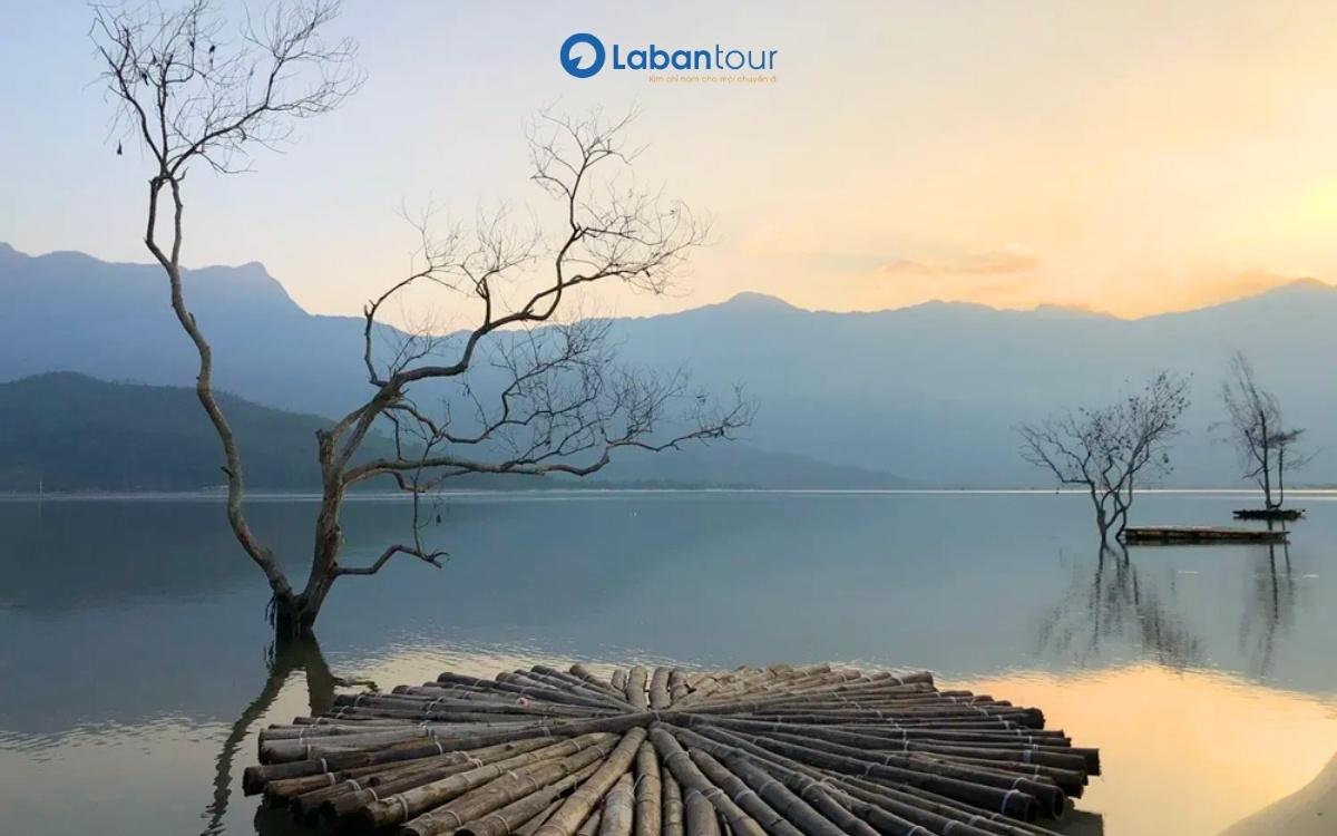 Check-in đầm Lập An với mặt nước như gương giữa núi non hùng vỹ vịnh lăng cô có gì