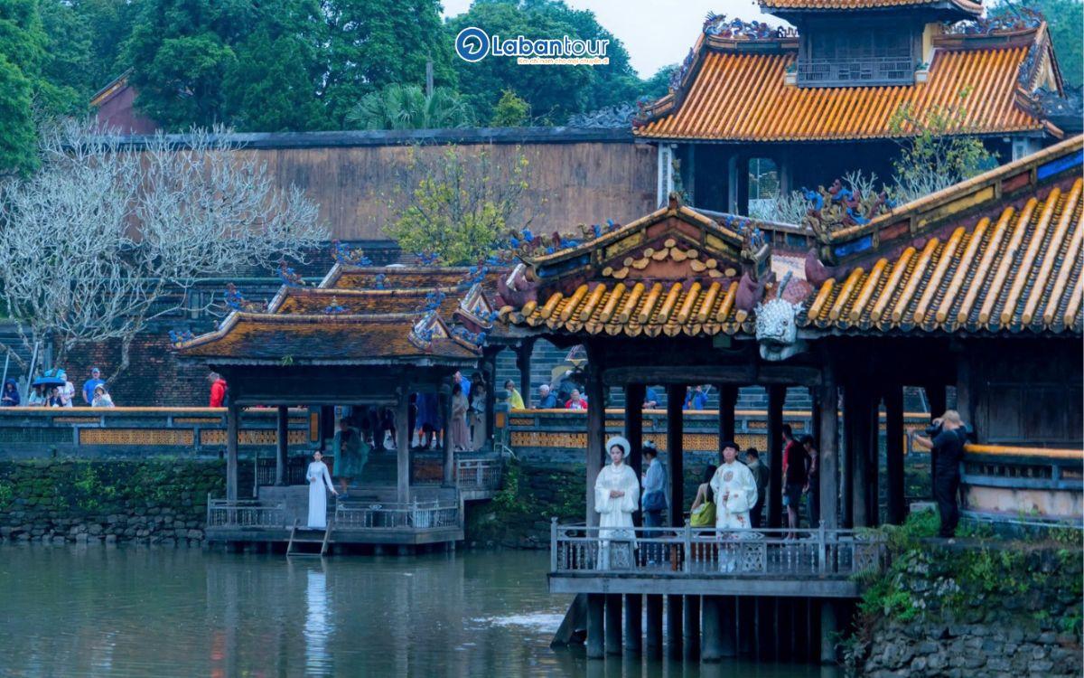 Mùa Đông buông xuống phủ lên Lăng Tự Đức du lịch huế tháng 11
