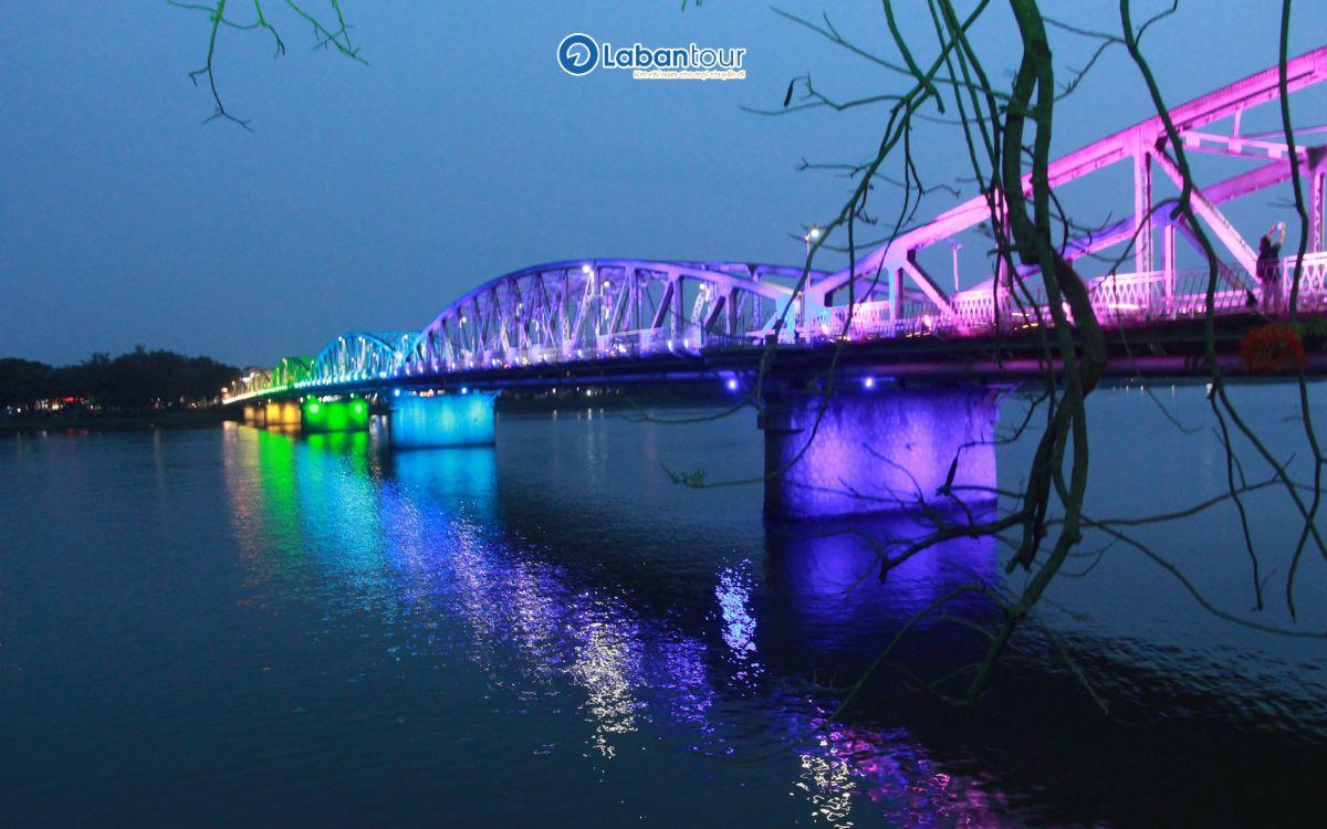 Cầu Trường Tiền đi du lịch huế tháng 11